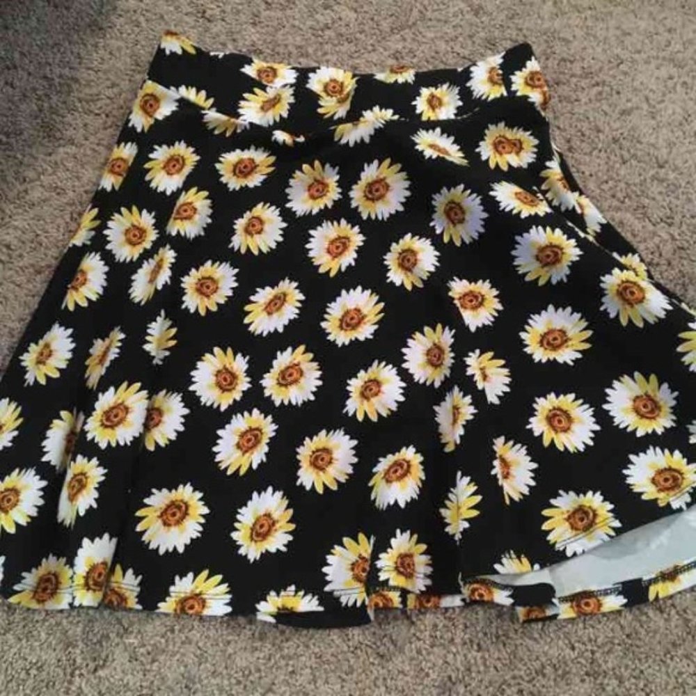 NWOT Daisy Skirt